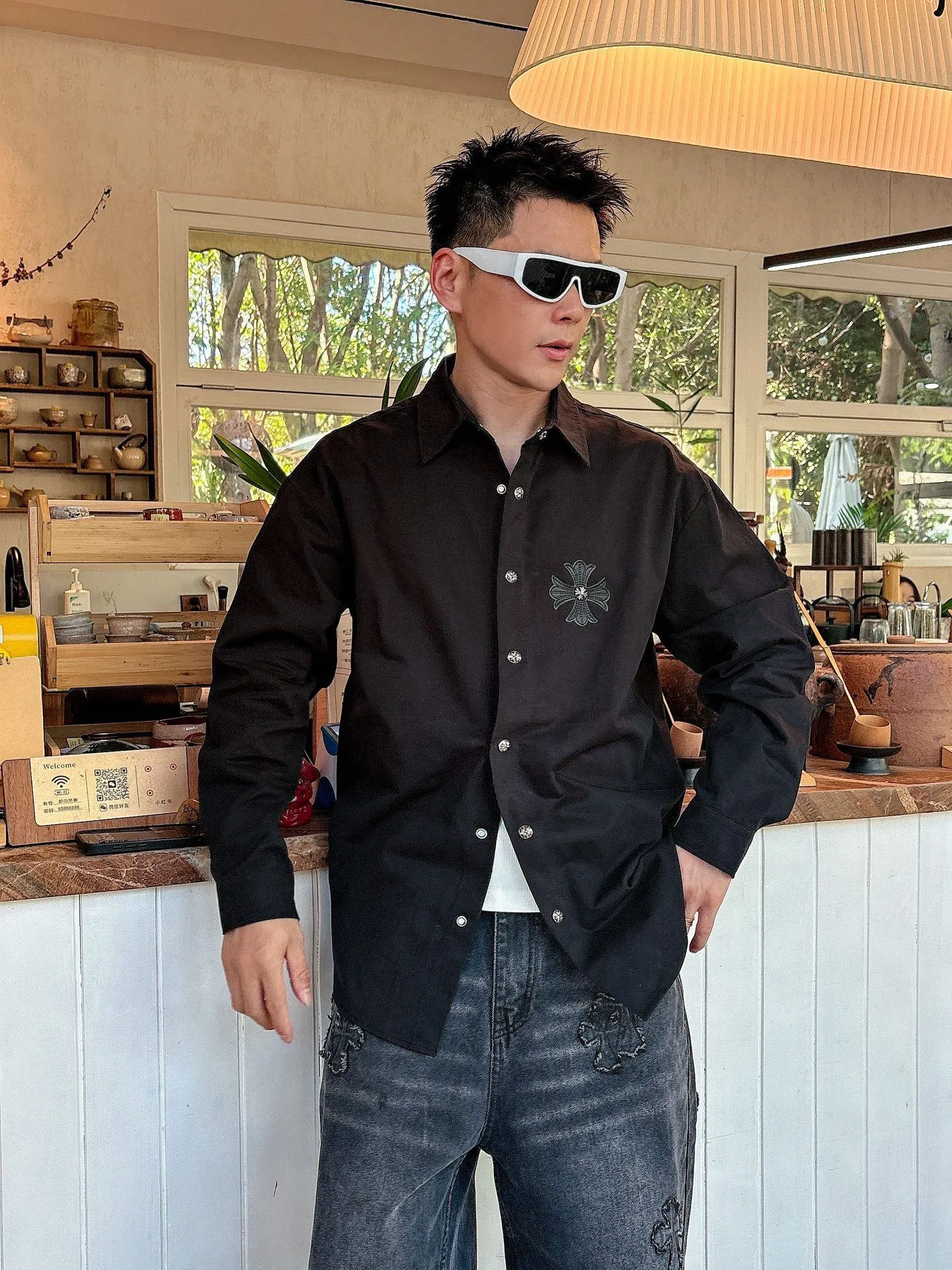 Pants P 520💰 Top P 500💰Chrome Hearts Leather Cross Leather Embroidery Shirt Jacket! OS version can be worn by both men and women! The fabric is made of twill gauze cotton fabric! The texture is clear and smooth, not easy to wrinkle or fade! The embroidery process is complex and repetitive, and the requirements for the embroidery machine are very strict. The distance is always 45 centimeters! It won’t work if the spacing is too big, and it won’t work if it’s too small! The hardware is all carved and cast. This piece of clothing consumes a lot of material. More than 3 meters of material is used for one piece of clothing! After the garment is made, it needs to be fixed at high temperature, washed at a water temperature of more than 70 degrees, and softened by adding softener to make the upper body softer and smoother!   Color: black white Size: m-3xl Style number: 5878